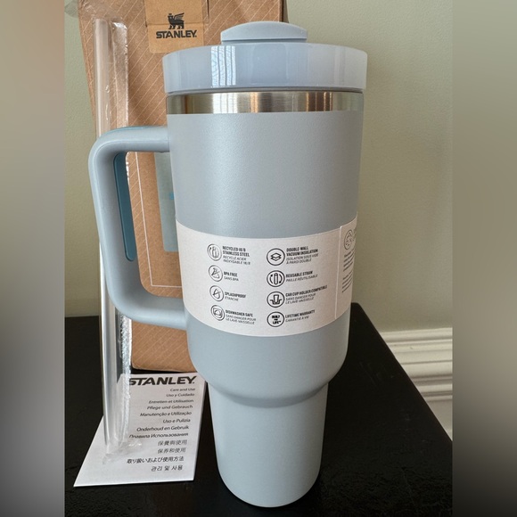 NIB Stanley The Quencher H2.O Flowstate 40 oz Tumbler in Dune - Picture 4 of 10
